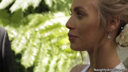 Порно с невестой Nicole Aniston изменяющей мужу после брачной церемонии