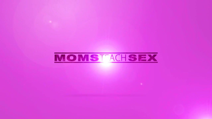 Бесстыжая мамочка устроила с сыном и дочкой горячий тройничок