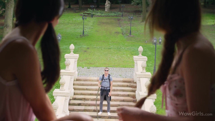 Молодые девчонки на пару полируют член симпатичного незнакомца