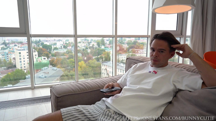 Парень лижет пизду одной и трахает киску второй блондинки в тройничке