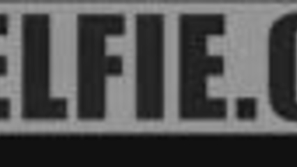 Юная блондинка из России играется с членом через дырку в стене