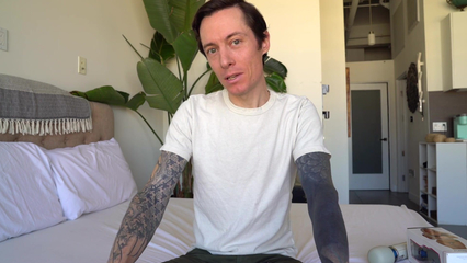 Татуированный типок знает, как заставить эту крошку кончить