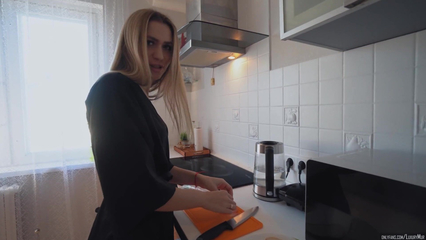 Красивая мачеха не отказала пасынку и соснула его аппетитный член