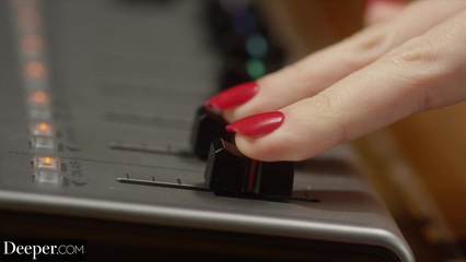 Молодая блондинка разделась и согласилась на анал без презерватива