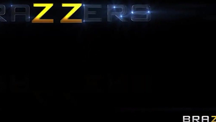 Сотрудник ебет на столе свою начальницу, чтобы получить премию