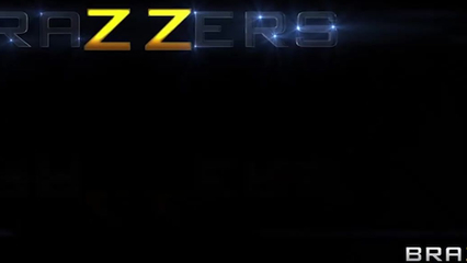 Фигуристая девчонка изменяет своему парню и трахается с двойным проникновением