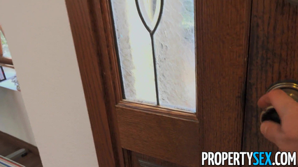 Встала раком перед хозяином квартиры и киской оплатила коммуналку