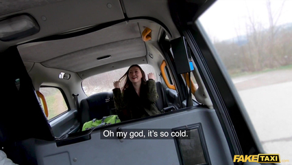 Узкоглазая спортсменка горячей киской оплатила проезд в такси