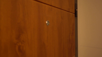 Горячая телка трахает свою красивую попку с помощью анальной пробки