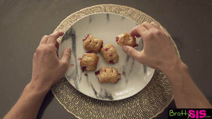 Озабоченная сводная сестра сама захотела отсосать мне член