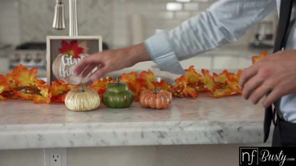 Сочная блондинка дарит своему ухажеру незабываемый секс на кухне