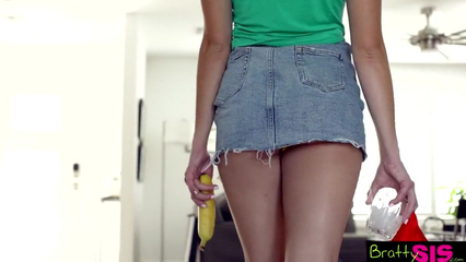 Соблазнила любимого братика на инцест и дала трахнуть свою щелку