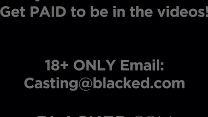 Белая девчонка наслаждается большими членами в межрассовом тройничке