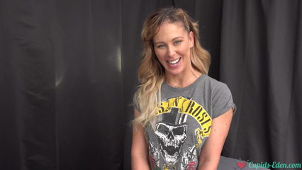 Ножками возбудила соседа, а затем киской уселась на его член