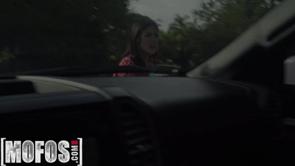 Девка недолго горевала после расставания с бывшим и быстро нашла себе новый член