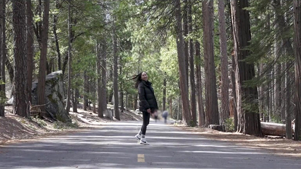 Молодые путешественники сняли свой любительский секс в горах у машины