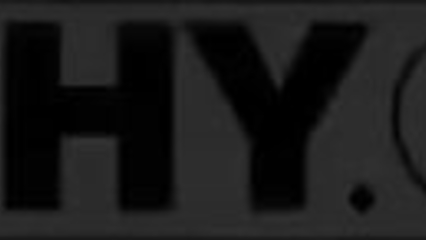 Девки по очереди глотают хуй и пускают слюни перед анальной еблей