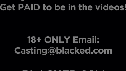 Брюнетка влюбилась в большой черный член, прыгая на нем сверху