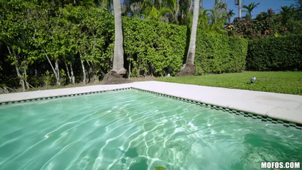 У него такой большой член, что он с трудом влезает мне в рот