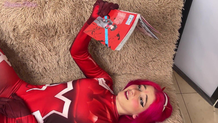 Косплеерша Zero Two лижет розовую залупу парня и просит кончить в рот