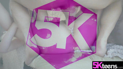 Элегантная шлюха облизывает хуй клиента перед тем, как дать в писю