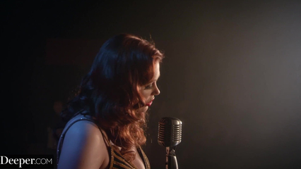 Две горячие сучки развлекаются с большим черным членом в гостинице