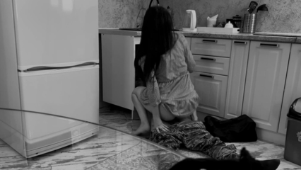 Русская мамка от недотраха уселась на член сантехника