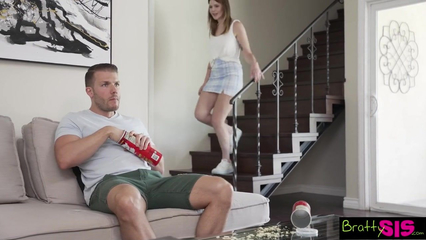 Сводная сестра воспользовалась ситуацией и залезла на член брата