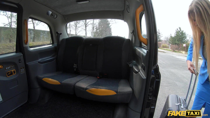 Без палева отсосала таксисту, за то получила клубную карту со скидкой