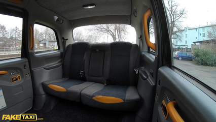 Татуированная блондинка изменят парню с большим членом таксиста