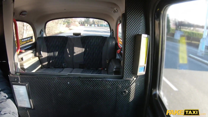 И сиськи показала, и член отсосала, чтобы не платить за проезд в такси