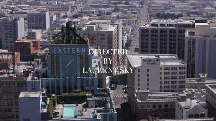 Стажерка села пиздой на лицо босса, чтобы поставил практику