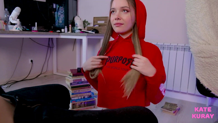 Снял на камеру, как красная шапочка сосет мне член