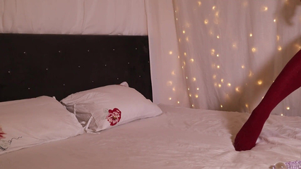 Анальная дрочка возбужденной сучки с красивой попкой