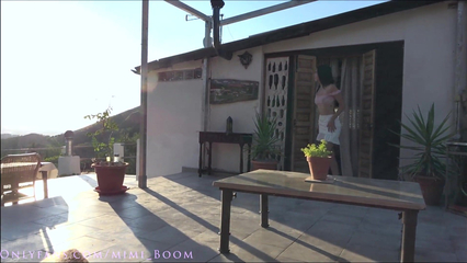 Красивая девчонка рискует и сосет мне на общей террасе