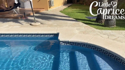 Худая брюнетка сосет хуй и трахается с кремпаем у бассейна