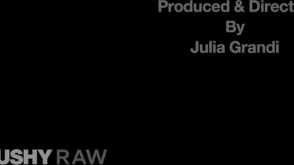 Две молодые красотки сосут большой хуй парня в анальном тройничке