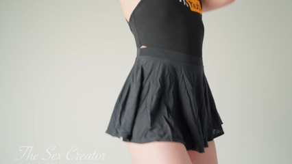 Чувак пальцами теребит кремовую писечку любимой подруги до оргазма