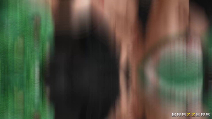 Парень решил перекусить киской блондиночки перед ужином