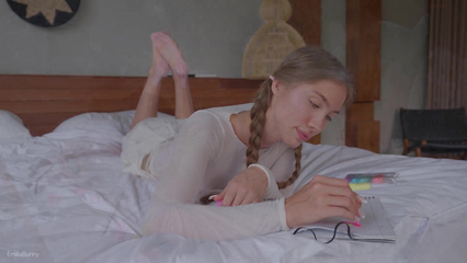 Сводная сестра с косичками в первый раз сосет брату и трахается с ним