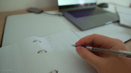 Молодая студентка любит сосать член, чем делать домашние уроки