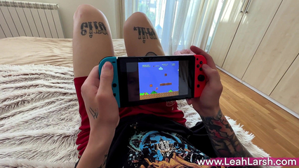 Сисястая сестра своей писечкой отвлекла брата от игры в приставку