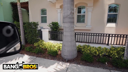 Молодую девчонку развели и трахнули в автобусе за деньги