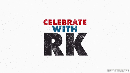 Сучка трахается с лысым чуваком зная, что его подруга загорает на шезлонге