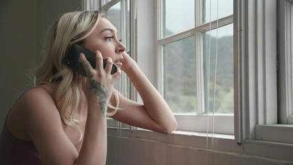 Неверная блондинка дает лизать киску приятелю, пока парня нет дома