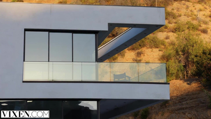 Ненасытная рыжеволосая телка заставляет своего парня лизать пизду