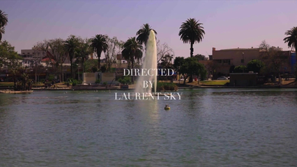 Миниатюрная азиатка смачно сосет большой член парня перед еблей