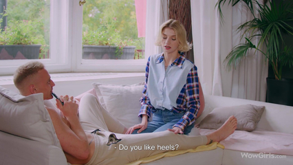 Молодая блондинка знает, как возбудить парня, чтобы он трахнул её