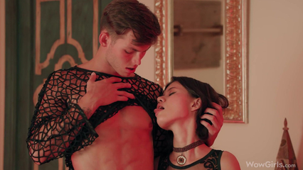 Юная брюнетка занялась сексом с незнакомцем, которого знает всего лишь 10 минут