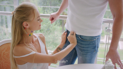 Блондинка из Украины розовой киской скачет на члене парня